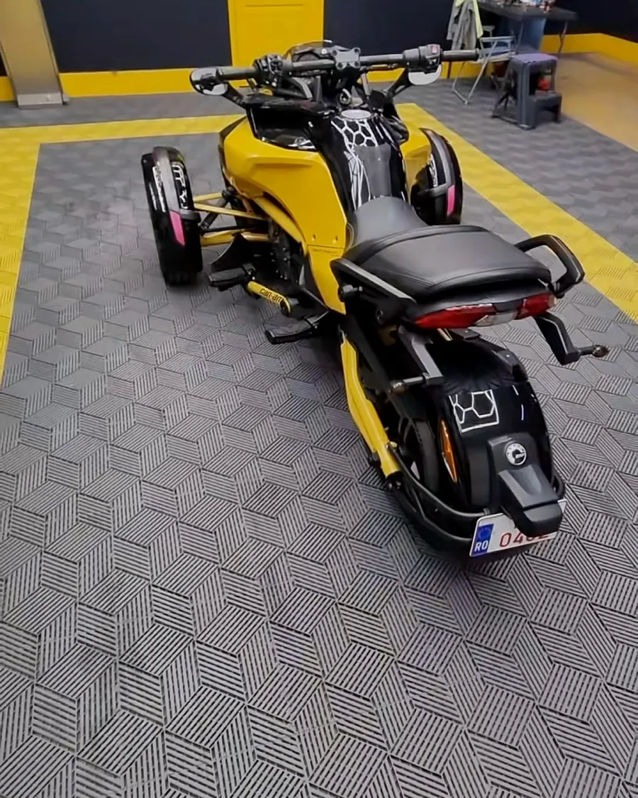 Can-Am Spyder F3 galben în atelierul MINYA'S