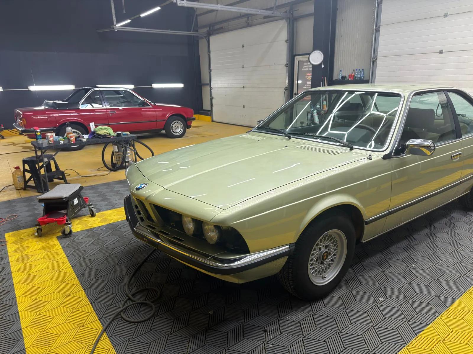 BMW 635 CSi și BMW E30 în atelierul din Livezeni