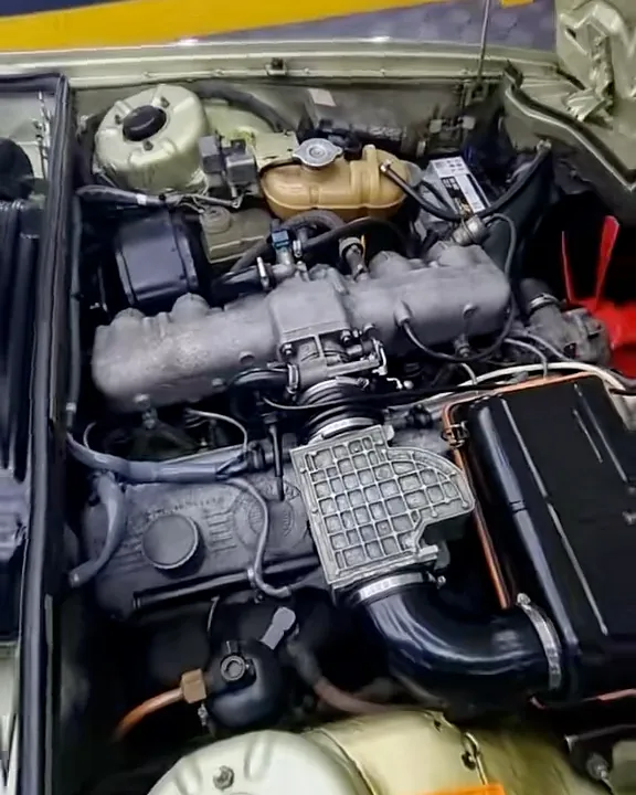 Compartimentul motor al unui BMW 635 CSi după curățare