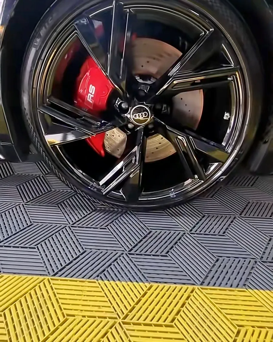Jantă neagră cu etrier roșu Audi RS 6