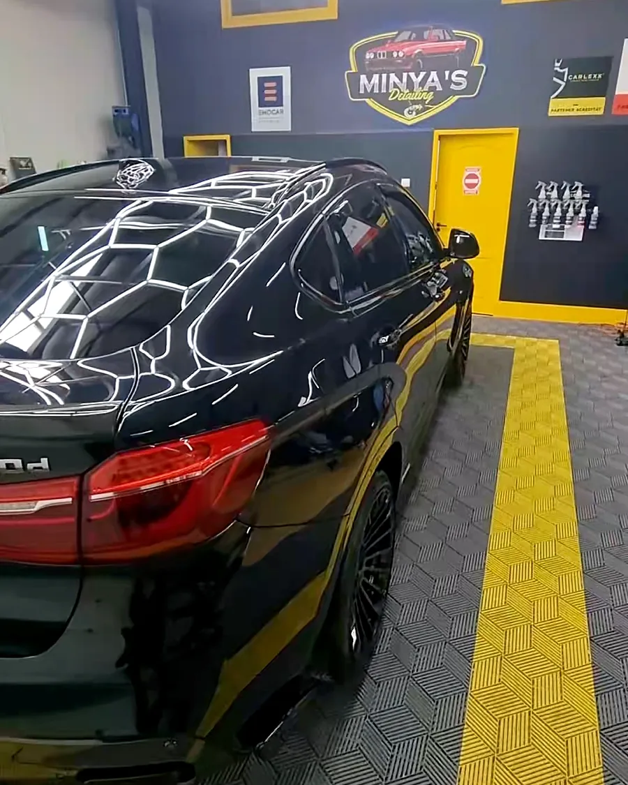 BMW X6 negru lucios în atelierul MINYA'S Detailing