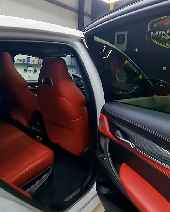 Interior roșu-negru de BMW X6 M după curățare